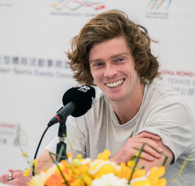 开云APP-卢布列夫：我会学着对自己好一点 尤其我的左膝